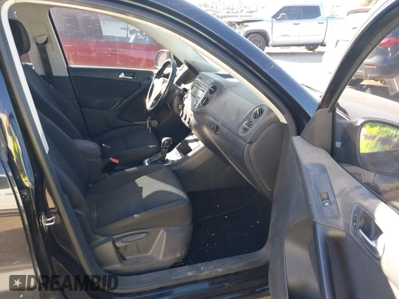 2013 Volkswagen Tiguan S z VIN WVGAV3AXXDW594680, wystawiony jako IAAI lot #41652323 z przebiegiem 136 382 mil mil oraz . Historia ofert i sprzedaży dostępna na DreamBid. Obrazek 5.