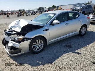 2011 Kia Optima LX z VIN KNAGM4A71B5165998, wystawiony jako Copart lot #55177185 z przebiegiem 149 093 mil mil oraz Szkoda całkowita • Salvage title. Historia ofert i sprzedaży dostępna na DreamBid. Obrazek 1.