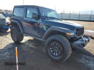 2025 Jeep Wrangler Sport z VIN 1C4PJXAN8SW509817, wystawiony jako Copart lot #42943945 z przebiegiem 178 mil mil oraz Szkoda całkowita • Salvage title. Historia ofert i sprzedaży dostępna na DreamBid. Obrazek 4.