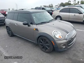 2013 MINI Clubman z VIN WMWZF3C56DT490749, wystawiony jako IAAI lot #42368888 z przebiegiem 163 731 mil mil oraz . Historia ofert i sprzedaży dostępna na DreamBid. Obrazek 1.