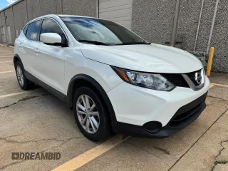 2017 Nissan Rogue SV z VIN JN1BJ1CR8HW110120, wystawiony jako Copart lot #58846475 z przebiegiem 63 381 mil mil oraz Czysty tytuł • Clean title. Historia ofert i sprzedaży dostępna na DreamBid. Obrazek 1.