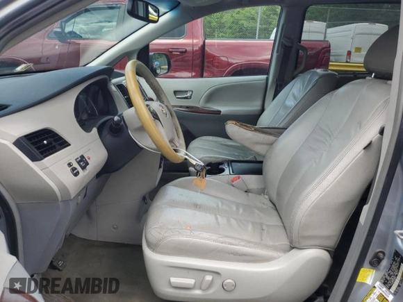 2011 Toyota Sienna XLE AAS z VIN 5TDYK3DC1BS165154, wystawiony jako Copart lot #57044235 z przebiegiem 232 461 mil mil oraz Szkoda całkowita • Salvage title. Historia ofert i sprzedaży dostępna na DreamBid. Obrazek 7.