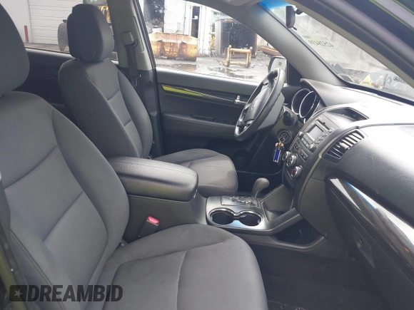 2013 Kia Sorento LX z VIN 5XYKTDA20DG420283, wystawiony jako IAAI lot #42528439 z przebiegiem 140 891 mil mil oraz . Historia ofert i sprzedaży dostępna na DreamBid. Obrazek 5.