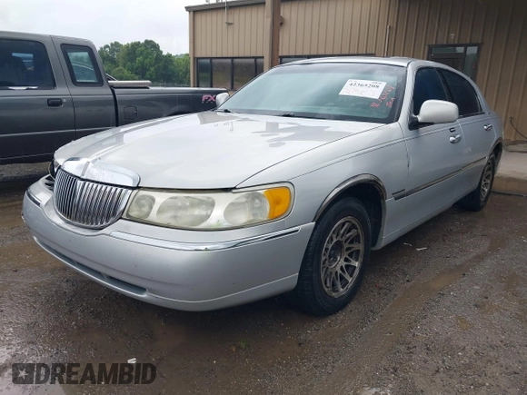 2002 Lincoln Town Car Signature z VIN 1LNHM82W72Y629486, wystawiony jako IAAI lot #42365208 z przebiegiem Nie podano mil oraz . Historia ofert i sprzedaży dostępna na DreamBid. Obrazek 2.