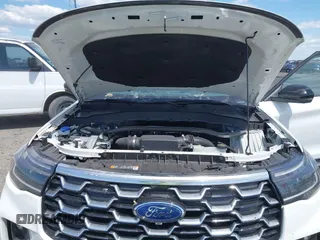 2025 Ford Explorer Platinum z VIN 1FMWK8HC0SGA53398, wystawiony jako IAAI lot #41999876 z przebiegiem 3 319 mil mil oraz . Historia ofert i sprzedaży dostępna na DreamBid. Obrazek 10.
