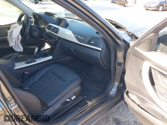 2016 BMW 3 Series 320i xDrive z VIN WBA8E5G59GNU21101, wystawiony jako IAAI lot #41933679 z przebiegiem Nie podano mil oraz . Historia ofert i sprzedaży dostępna na DreamBid. Obrazek 5.