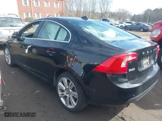 2013 Volvo S60 T6 R-Design Platinum with VIN YV1902FH4D1205833, listed as a IAAI auction lot 41609805 with 202,537 mi miles. Bid and sale history available at carsss.com. Image 3.