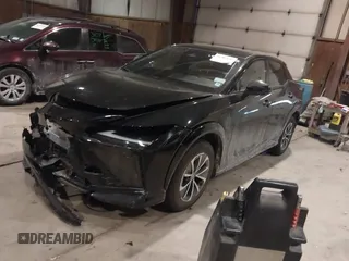 2024 Lexus RZ 300e Premium z VIN JTJABABB4RA001496, wystawiony jako IAAI lot #41402646 z przebiegiem 4 819 mil mil oraz . Historia ofert i sprzedaży dostępna na DreamBid. Obrazek 2.