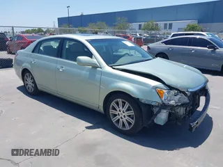 2008 Toyota Avalon XL z VIN 4T1BK36B68U256639, wystawiony jako IAAI lot #42455301 z przebiegiem 166 371 mil mil oraz . Historia ofert i sprzedaży dostępna na DreamBid. Obrazek 1.