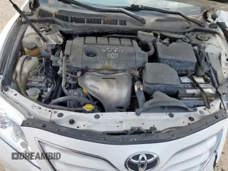 2010 Toyota Camry z VIN 4T1BF3EK9AU528161, wystawiony jako Copart lot #59441395 z przebiegiem 110 663 mil mil oraz Czysty tytuł • Clean title. Historia ofert i sprzedaży dostępna na DreamBid. Obrazek 11.