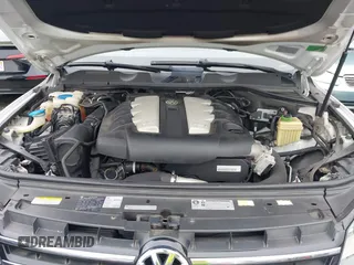 2012 Volkswagen Touareg Lux z VIN WVGEK9BPXCD008999, wystawiony jako IAAI lot #42455493 z przebiegiem 107 032 mil mil oraz . Historia ofert i sprzedaży dostępna na DreamBid. Obrazek 10.