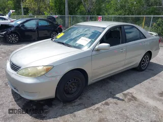2005 Toyota Camry LE z VIN 4T1BE30K35U510738, wystawiony jako IAAI lot #42275360 z przebiegiem 184 054 mil mil oraz . Historia ofert i sprzedaży dostępna na DreamBid. Obrazek 2.