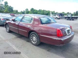 2000 Lincoln Town Car Signature z VIN 1LNHM82W2YY865648, wystawiony jako IAAI lot #42230897 z przebiegiem 195 602 mil mil oraz . Historia ofert i sprzedaży dostępna na DreamBid. Obrazek 3.