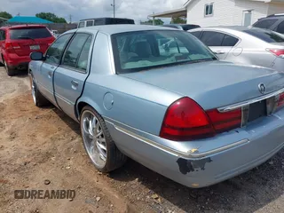 2003 Mercury Grand Marquis LS Premium z VIN 2MEFM75W63X623647, wystawiony jako IAAI lot #42236920 z przebiegiem 162 354 mil mil oraz . Historia ofert i sprzedaży dostępna na DreamBid. Obrazek 3.