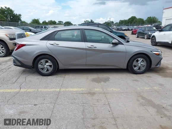 2024 Hyundai Elantra SE z VIN KMHLL4DG5RU645022, wystawiony jako IAAI lot #42651170 z przebiegiem 33 769 mil mil oraz . Historia ofert i sprzedaży dostępna na DreamBid. Obrazek 13.