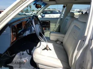 1990 Cadillac Brougham z VIN 1G6DW5479LR709291, wystawiony jako Copart lot #50173935 z przebiegiem 53 477 mil mil oraz Tytuł czysty. Historia ofert i sprzedaży dostępna na DreamBid. Obrazek 7.