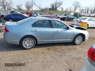 2010 Mercury Milan Hybrid z VIN 3MEDM0L33AR660979, wystawiony jako IAAI lot #41994618 z przebiegiem 114 007 mil mil oraz . Historia ofert i sprzedaży dostępna na DreamBid. Obrazek 14.