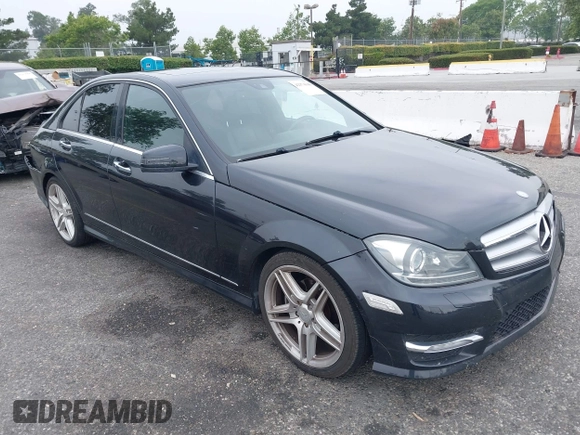 2013 Mercedes-Benz C 250 Sport z VIN WDDGF4HB6DA777055, wystawiony jako IAAI lot #42374146 z przebiegiem 122 060 mil mil oraz . Historia ofert i sprzedaży dostępna na DreamBid. Obrazek 1.