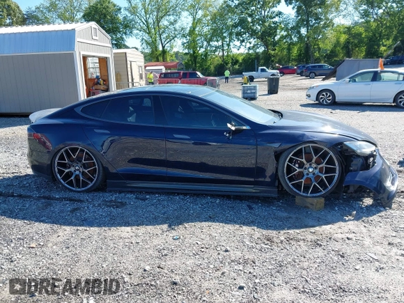 2015 Tesla Model S 85D with VIN 5YJSA4H47FF083005, listed as a IAAI auction lot 40970624 with 84,327 mi miles. Bid and sale history available at carsss.com. Image 14.
