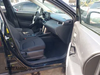 2022 Toyota Corolla Cross LE z VIN 7MUCAAAG8NV037030, wystawiony jako IAAI lot #42014483 z przebiegiem 39 146 mil mil oraz . Historia ofert i sprzedaży dostępna na DreamBid. Obrazek 5.