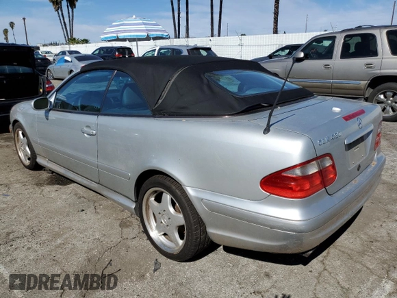 2000 Mercedes-Benz CLK 320/430 z VIN WDBLK70G8YT033575, wystawiony jako Copart lot #44710915 z przebiegiem 157 198 mil mil oraz Szkoda całkowita • Salvage title. Historia ofert i sprzedaży dostępna na DreamBid. Obrazek 2.