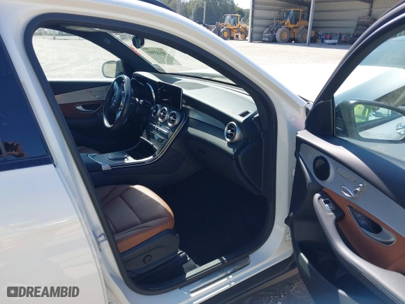 2022 Mercedes-Benz GLC with VIN W1N0G8DB8NV353854, listed as a IAAI auction lot 40655985 with 23,591 mi miles. Bid and sale history available at carsss.com. Image 5.