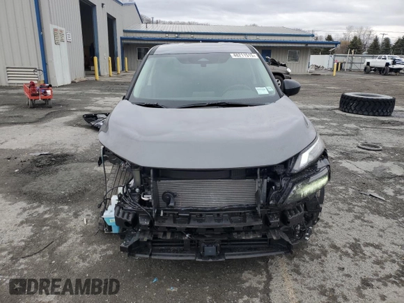2025 Nissan Rogue S z VIN 5N1BT3AB0SC790995, wystawiony jako Copart lot #48211515 z przebiegiem 260 mil mil oraz Szkoda całkowita • Salvage title. Historia ofert i sprzedaży dostępna na DreamBid. Obrazek 5.