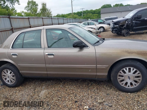 2004 Ford Crown Victoria LX z VIN 2FAFP74W74X114961, wystawiony jako IAAI lot #42347867 z przebiegiem 170 867 mil mil oraz . Historia ofert i sprzedaży dostępna na DreamBid. Obrazek 13.