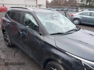 2025 Kia Seltos S z VIN KNDEUCAA1S7740380, wystawiony jako IAAI lot #41735876 z przebiegiem 367 mil mil oraz . Historia ofert i sprzedaży dostępna na DreamBid. Obrazek 6.