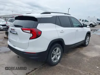 2022 GMC Terrain SLE z VIN 3GKALMEV2NL137933, wystawiony jako IAAI lot #42337794 z przebiegiem 55 307 mil mil oraz . Historia ofert i sprzedaży dostępna na DreamBid. Obrazek 4.