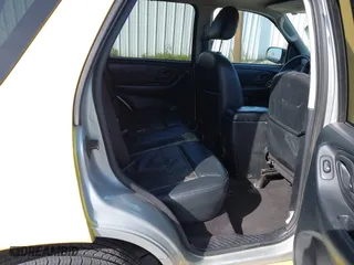 2007 Ford Escape Limited with VIN 1FMYU04127KA52766, listed as a IAAI auction lot 41835886 with 231,570 mi miles. Bid and sale history available at carsss.com. Image 8.
