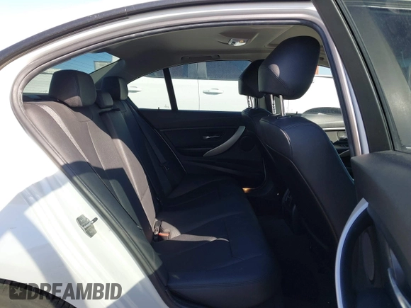 2015 BMW 3 Series 320i xDrive z VIN WBA3C3C55FK202033, wystawiony jako IAAI lot #41763644 z przebiegiem 90 816 mil mil oraz . Historia ofert i sprzedaży dostępna na DreamBid. Obrazek 8.