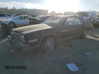 1985 Cadillac Eldorado z VIN 1G6EL5781FE655949, wystawiony jako Copart lot #41961275 z przebiegiem 4479 mil mil oraz Tytuł czysty. Historia ofert i sprzedaży dostępna na DreamBid. Obrazek 1.
