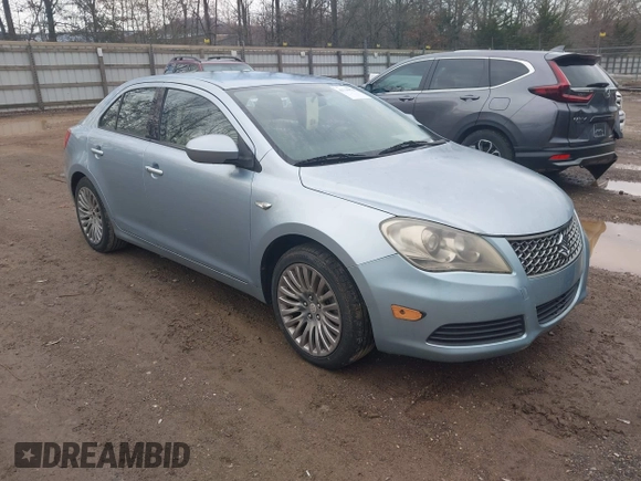 2011 Suzuki Kizashi SE z VIN JS2RE9A39B6110962, wystawiony jako IAAI lot #41735978 z przebiegiem 138 002 mil mil oraz . Historia ofert i sprzedaży dostępna na DreamBid. Obrazek 1.
