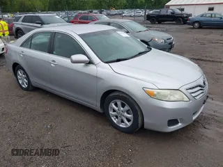 2011 Toyota Camry LE z VIN 4T4BF3EKXBR096381, wystawiony jako IAAI lot #42305235 z przebiegiem 223 070 mil mil oraz . Historia ofert i sprzedaży dostępna na DreamBid. Obrazek 1.