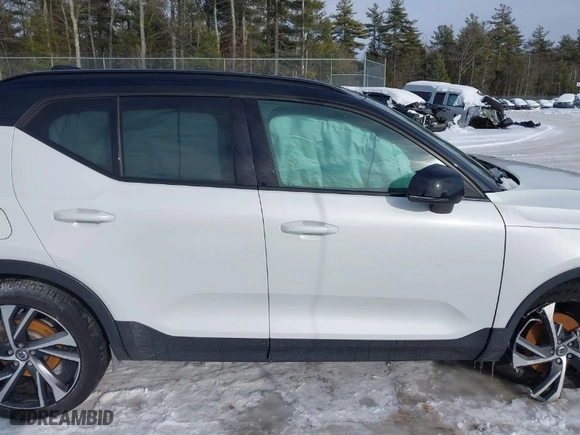 2020 Volvo XC40 R-Design with VIN YV4162UM1L2265124, listed as a IAAI auction lot 41615190 with 35,077 mi miles. Bid and sale history available at carsss.com. Image 13.