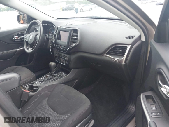 2019 Jeep Cherokee Latitude z VIN 1C4PJLCB2KD120503, wystawiony jako IAAI lot #42206232 z przebiegiem 115 714 mil mil oraz . Historia ofert i sprzedaży dostępna na DreamBid. Obrazek 5.