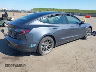 2022 Tesla Model 3 Long Range z VIN 5YJ3E1EB2NF251772, wystawiony jako IAAI lot #41773684 z przebiegiem 28 500 mil mil oraz . Historia ofert i sprzedaży dostępna na DreamBid. Obrazek 4.