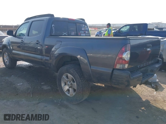 2013 Toyota Tacoma with VIN 3TMMU4FN6DM053207, listed as a IAAI auction lot 41527261 with 205,464 mi miles. Bid and sale history available at carsss.com. Image 3.