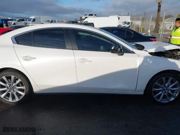 2021 Mazda Mazda3 Sedan Preferred with VIN JM1BPACL5M1346724, listed as a IAAI auction lot 41581952 with NaN miles. Bid and sale history available at carsss.com. Image 13.