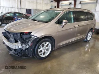2017 Chrysler Pacifica Touring L z VIN 2C4RC1BG7HR809754, wystawiony jako Copart lot #60872215 z przebiegiem 116 340 mil mil oraz Szkoda całkowita • Salvage title. Historia ofert i sprzedaży dostępna na DreamBid. Obrazek 1.