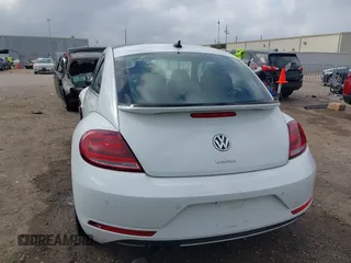 2019 Volkswagen Beetle S with VIN 3VWFD7AT2KM701622, listed as a IAAI auction lot 41520300 with 1 mi miles. Bid and sale history available at carsss.com. Image 17.