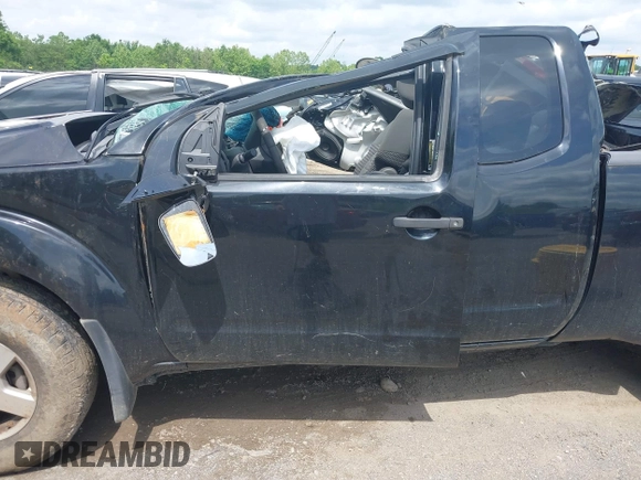 2006 Nissan Frontier SE z VIN 1N6AD06U36C440429, wystawiony jako IAAI lot #42265012 z przebiegiem Nie podano mil oraz . Historia ofert i sprzedaży dostępna na DreamBid. Obrazek 13.