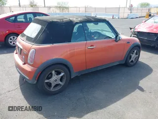 2005 MINI Convertible z VIN WMWRF33495TG10801, wystawiony jako IAAI lot #42773845 z przebiegiem 164 502 mil mil oraz . Historia ofert i sprzedaży dostępna na DreamBid. Obrazek 4.