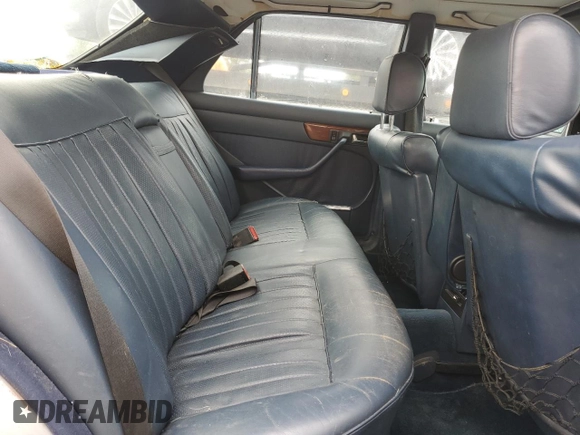 1985 Mercedes-Benz 380 z VIN WDBCA32C1FA105232, wystawiony jako Copart lot #55124875 z przebiegiem 150 676 mil mil oraz Czysty tytuł • Clean title. Historia ofert i sprzedaży dostępna na DreamBid. Obrazek 10.