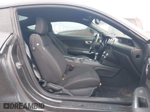 2018 Ford Mustang EcoBoost z VIN 1FA6P8TH2J5184485, wystawiony jako IAAI lot #41884810 z przebiegiem 74 999 mil mil oraz . Historia ofert i sprzedaży dostępna na DreamBid. Obrazek 5.