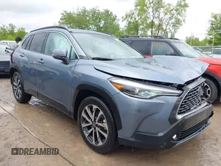 2023 Toyota Corolla Cross XLE z VIN 7MUDAAAG4PV062515, wystawiony jako IAAI lot #42323389 z przebiegiem 30 092 mil mil oraz . Historia ofert i sprzedaży dostępna na DreamBid. Obrazek 1.