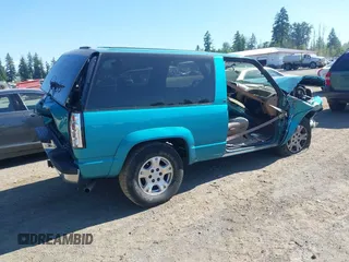 1995 Chevrolet Tahoe z VIN 1GNEK18K9SJ313628, wystawiony jako IAAI lot #42370544 z przebiegiem 213 152 mil mil oraz . Historia ofert i sprzedaży dostępna na DreamBid. Obrazek 4.
