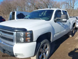 2007 Chevrolet Silverado 1500 LT w/1LT with VIN 2GCEK13M371644904, listed as a IAAI auction lot 41445254 with 294,391 mi miles. Bid and sale history available at carsss.com. Image 6.