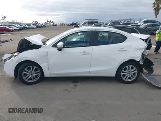 2016 Scion iA z VIN 3MYDLBZV9GY139080, wystawiony jako IAAI lot #41494384 z przebiegiem 106 092 mil mil oraz . Historia ofert i sprzedaży dostępna na DreamBid. Obrazek 14.